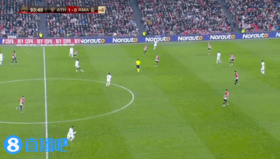 劳塔罗进球后比出A字，把进球献给受伤的前队友阿什拉夫